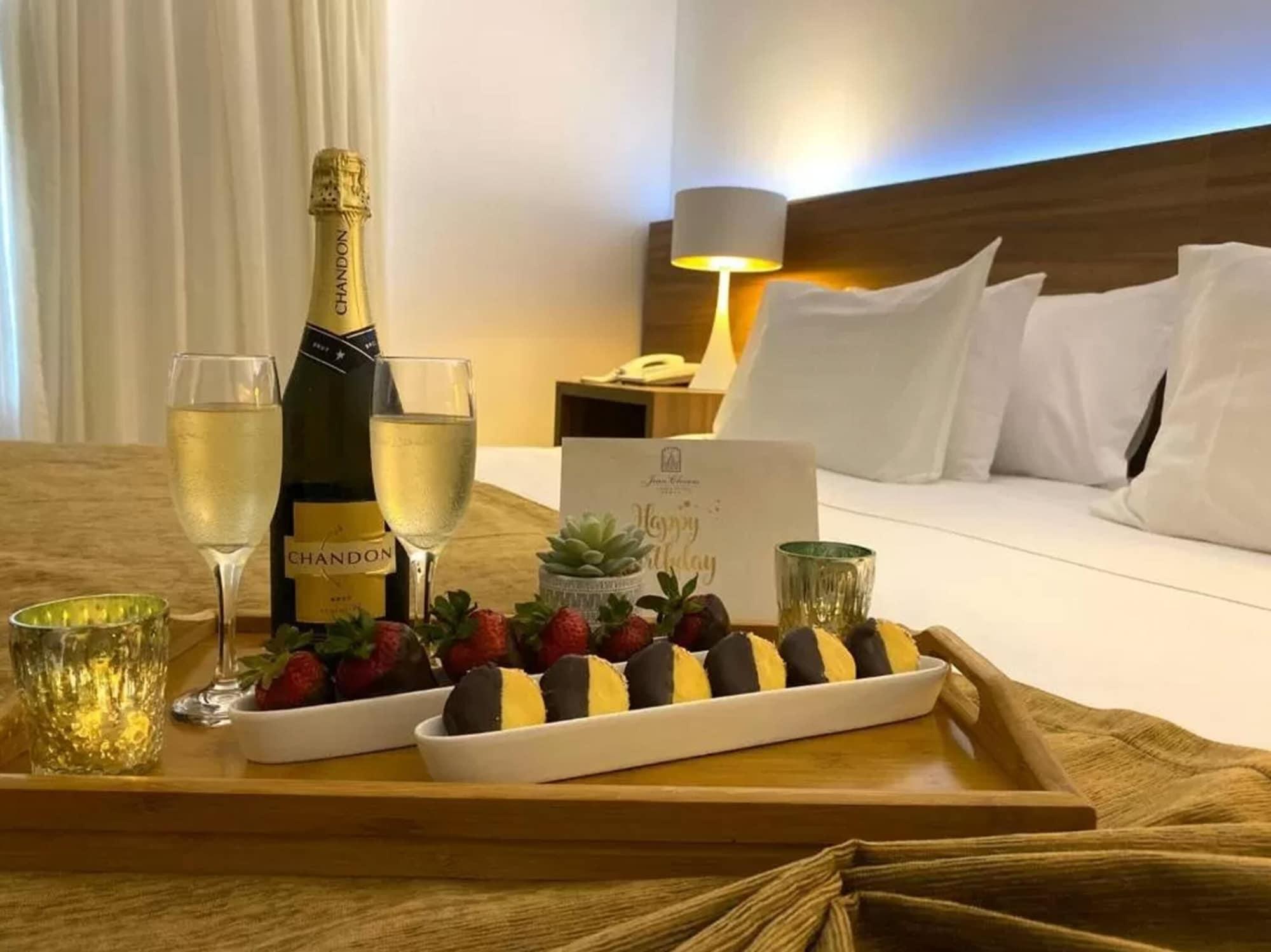 פונטה דל אסטה Parque Hotel Jean Clevers מראה חיצוני תמונה A room service tray