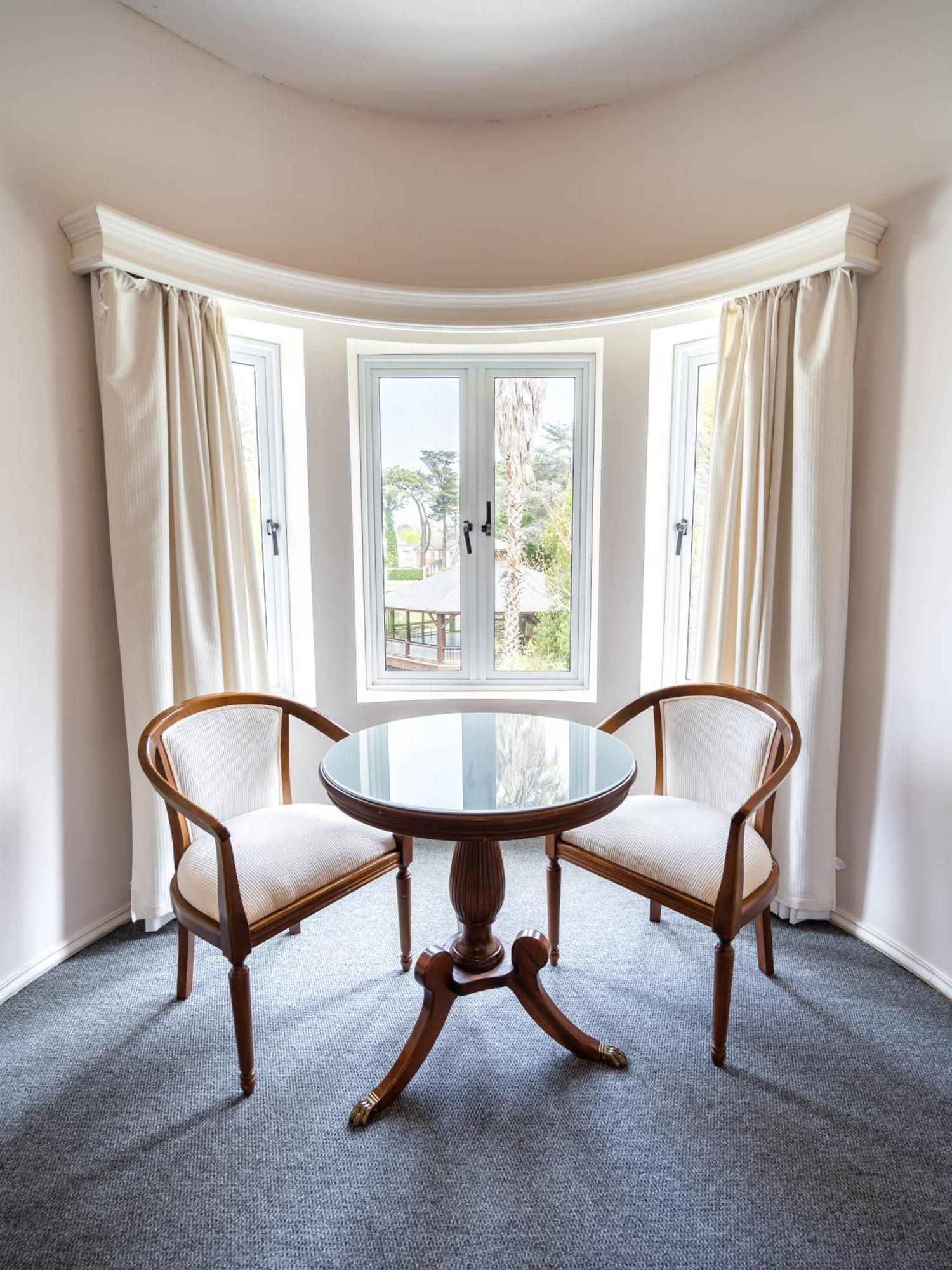 פונטה דל אסטה Parque Hotel Jean Clevers מראה חיצוני תמונה A window seat with a table and two chairs
