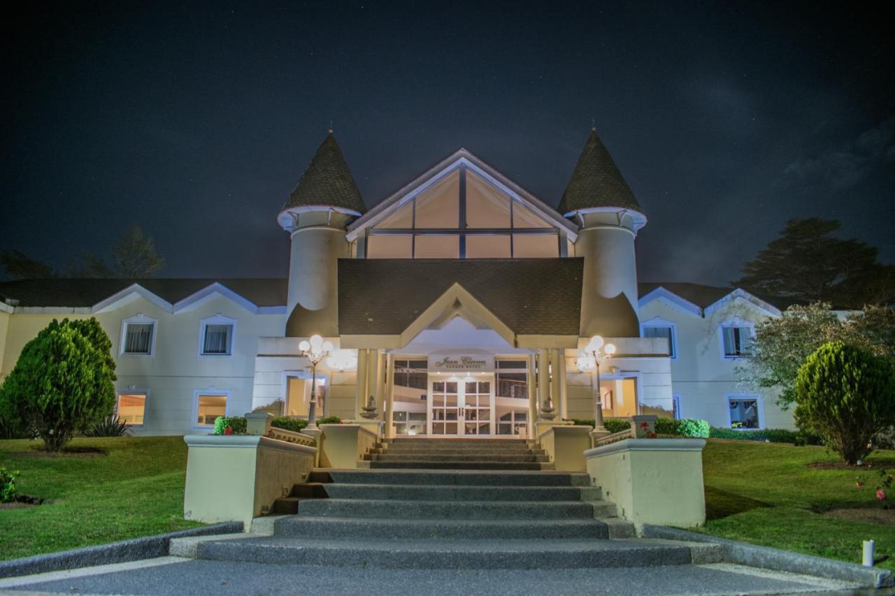 פונטה דל אסטה Parque Hotel Jean Clevers מראה חיצוני תמונה The clubhouse at the Royal County Down Golf Club
